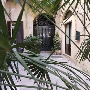 https://dimora-li-tre-patruni.lecce-hotels.com